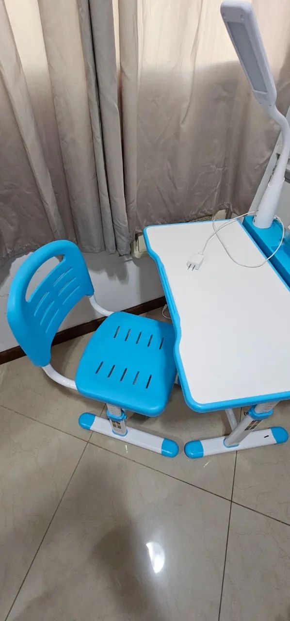 Mesa cadeira infantil escolar, com porta tablet e luminária  - Foto 2