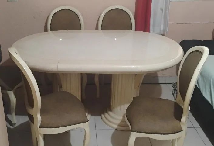 Mesa com 6 cadeiras estilo medalhão