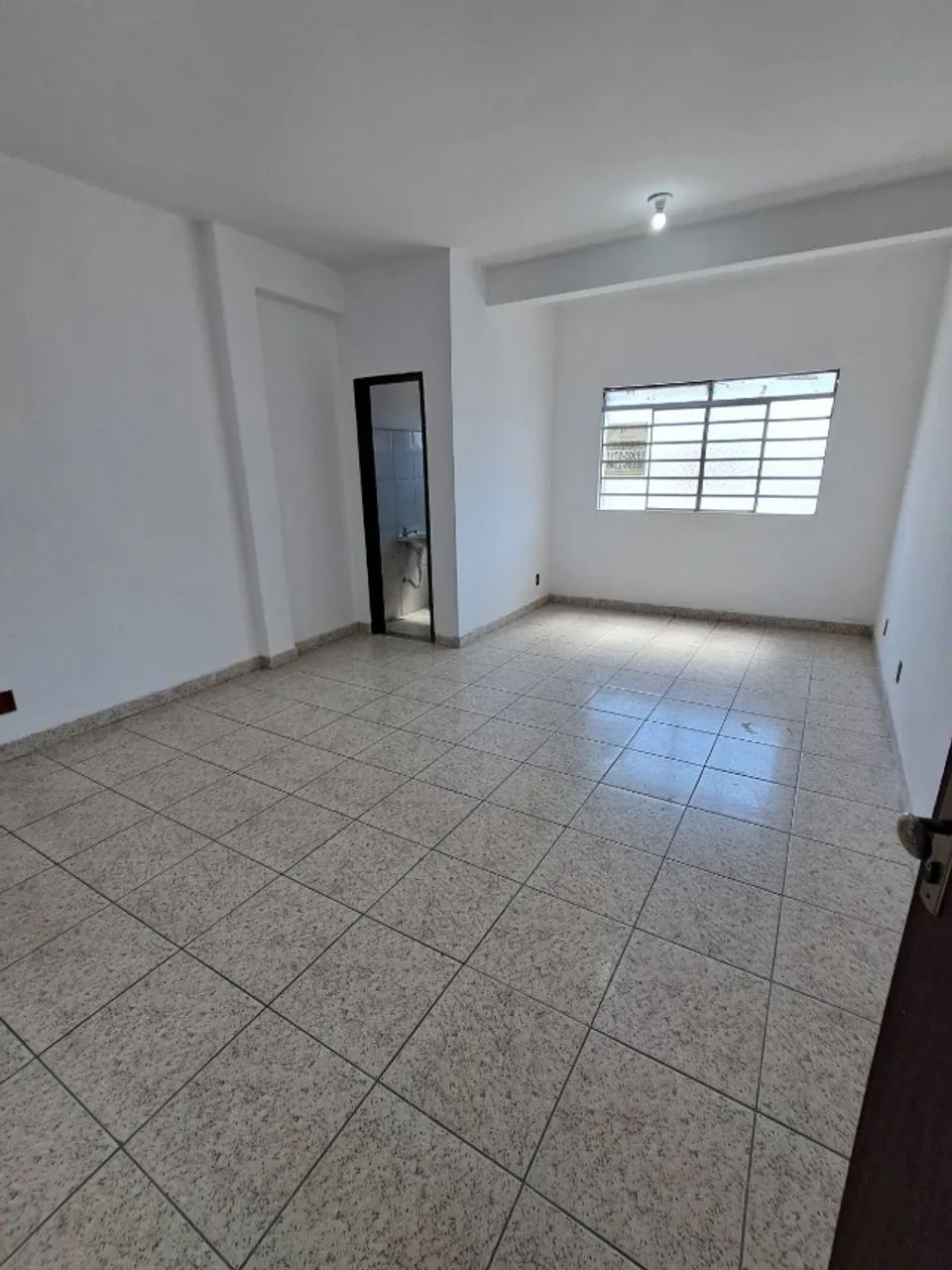 Sala comercial com banheiro no Bairro Guarani