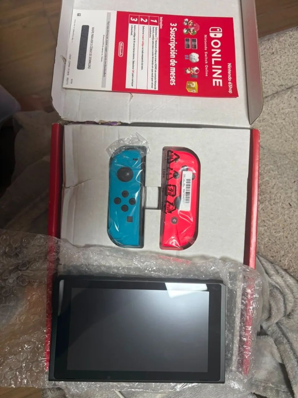 Console Nintendo Switch 32GB + Mario Kart 8 Deluxe - Vermelho/Azul