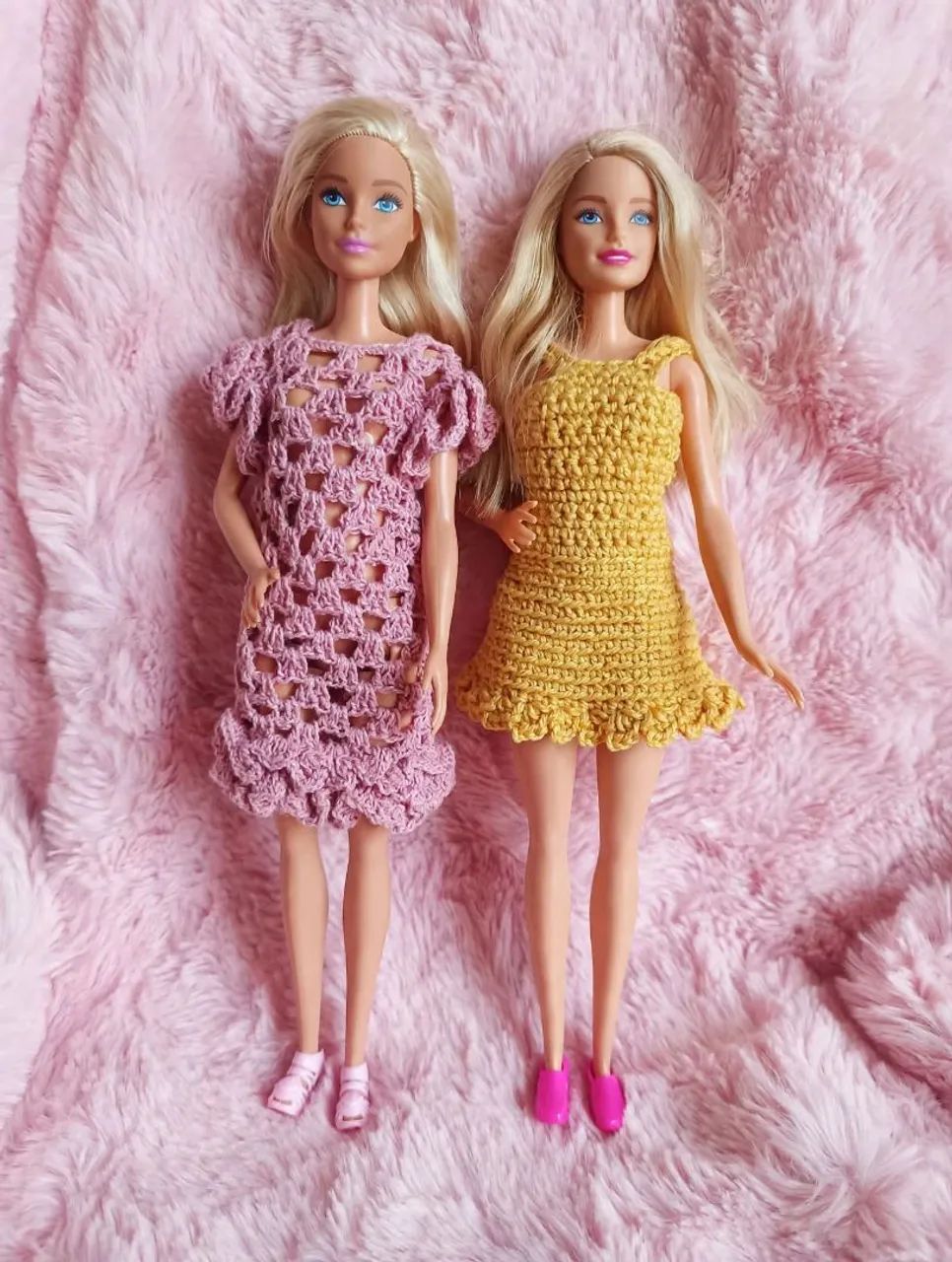 2 Barbies Mattel 2013 e 2015 com vestido crochê - Foto 2