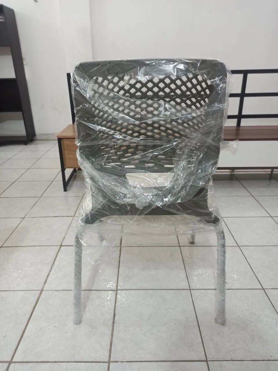 Cadeira estofada cinza com branco  - Foto 4