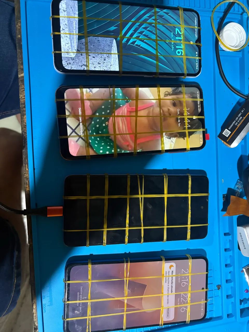 Trata-se de um Samsung Galaxy A50 na cor azil