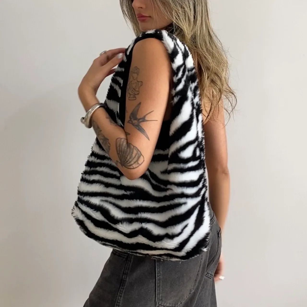 Bolsa Maxi Zebra em Pelúcia  - Foto 4