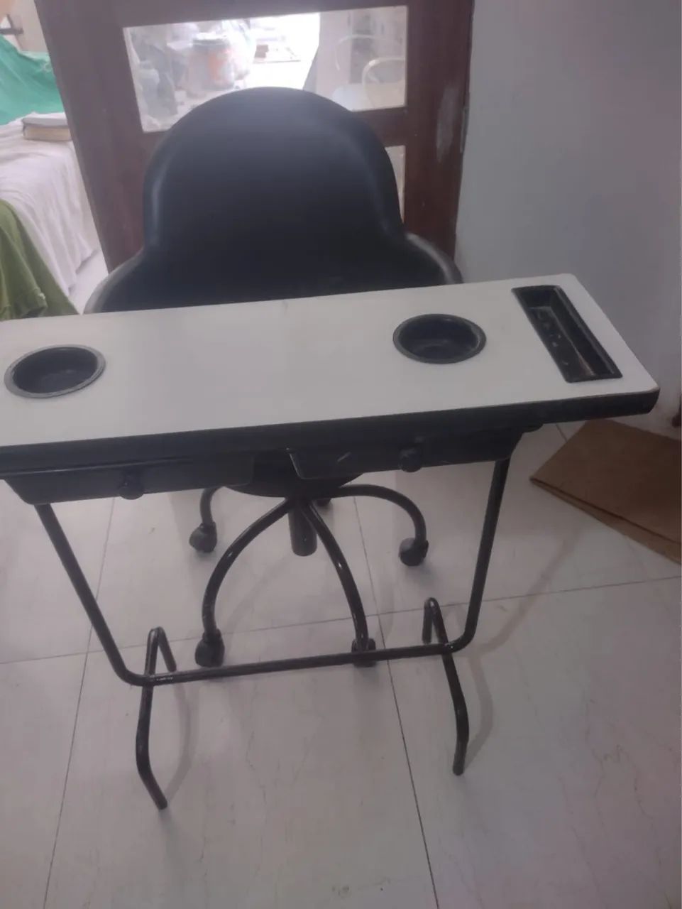 Mesa e cadeira 