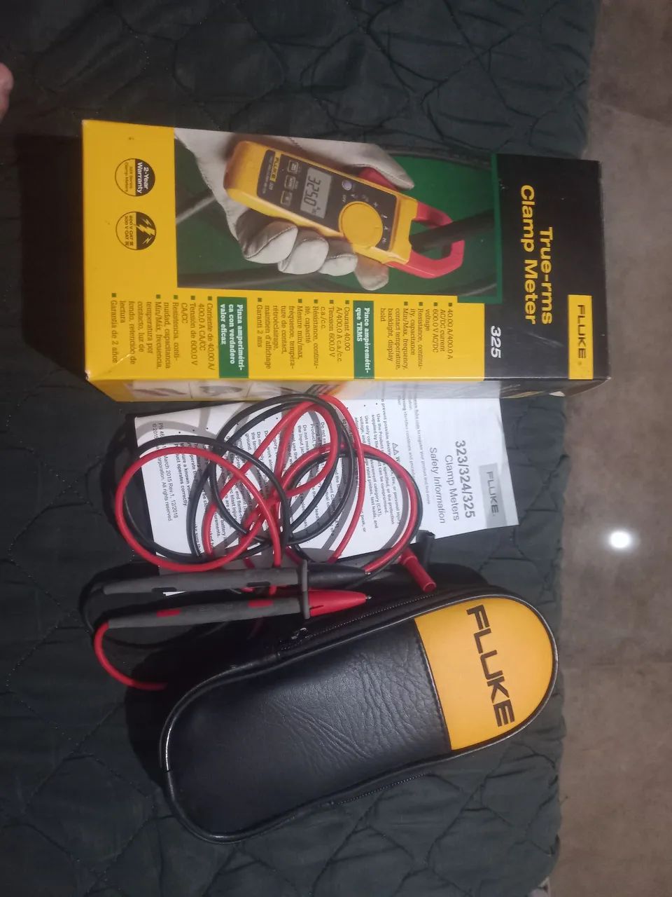 Alicate amperímetro digital Fluke 325 True-RMS com bolsa de transporte inclusa. 2