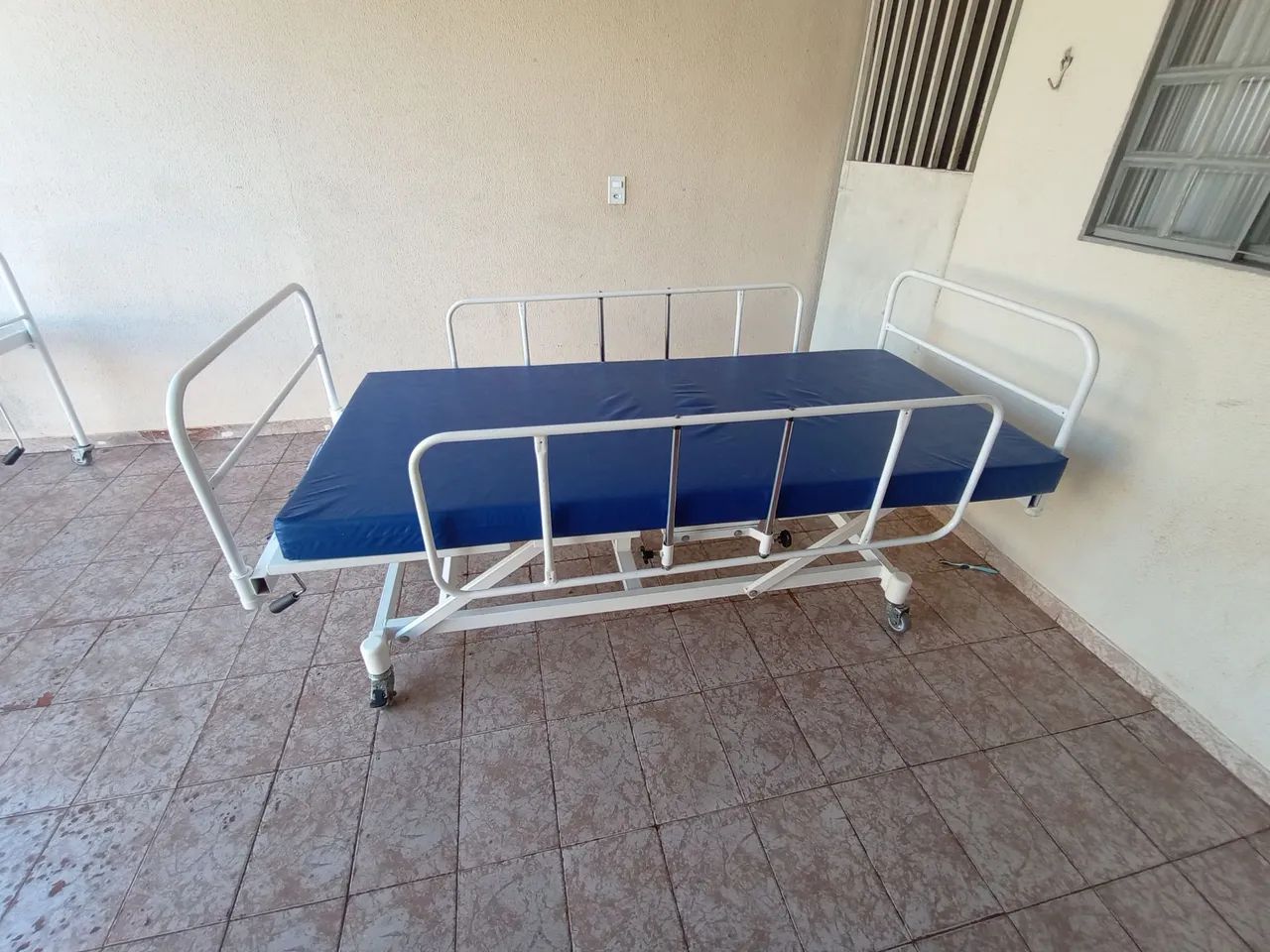 Cama hospitalar 3 manivelas com colchão (melhor custo benefício) - Foto 2