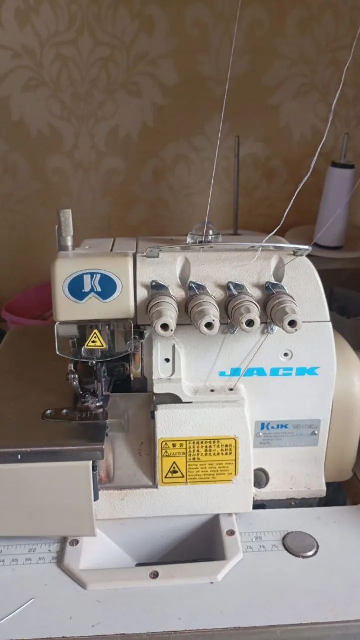 Máquina overloque industrial jack com brinde. 