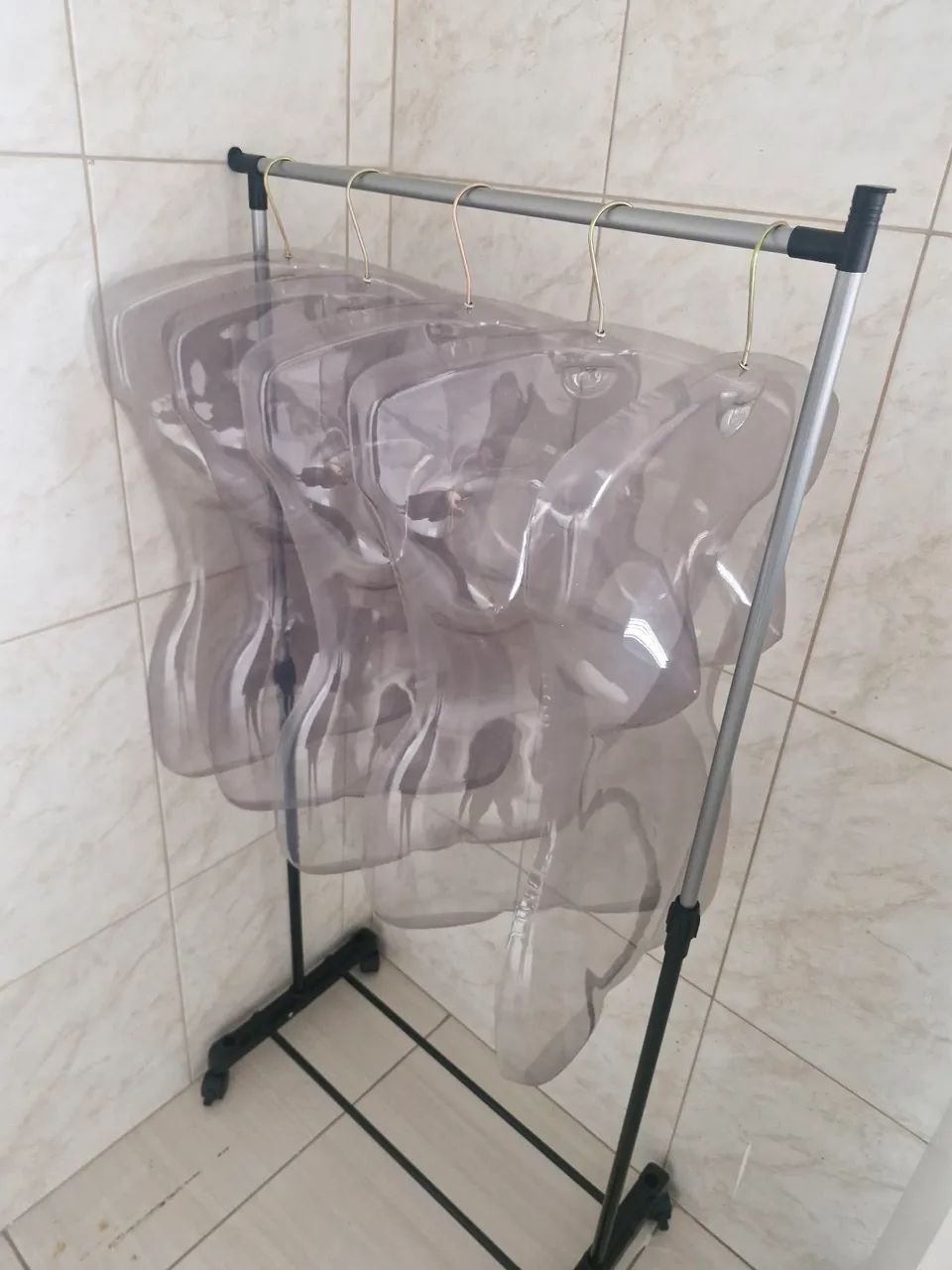 Arara e cabides feminino 