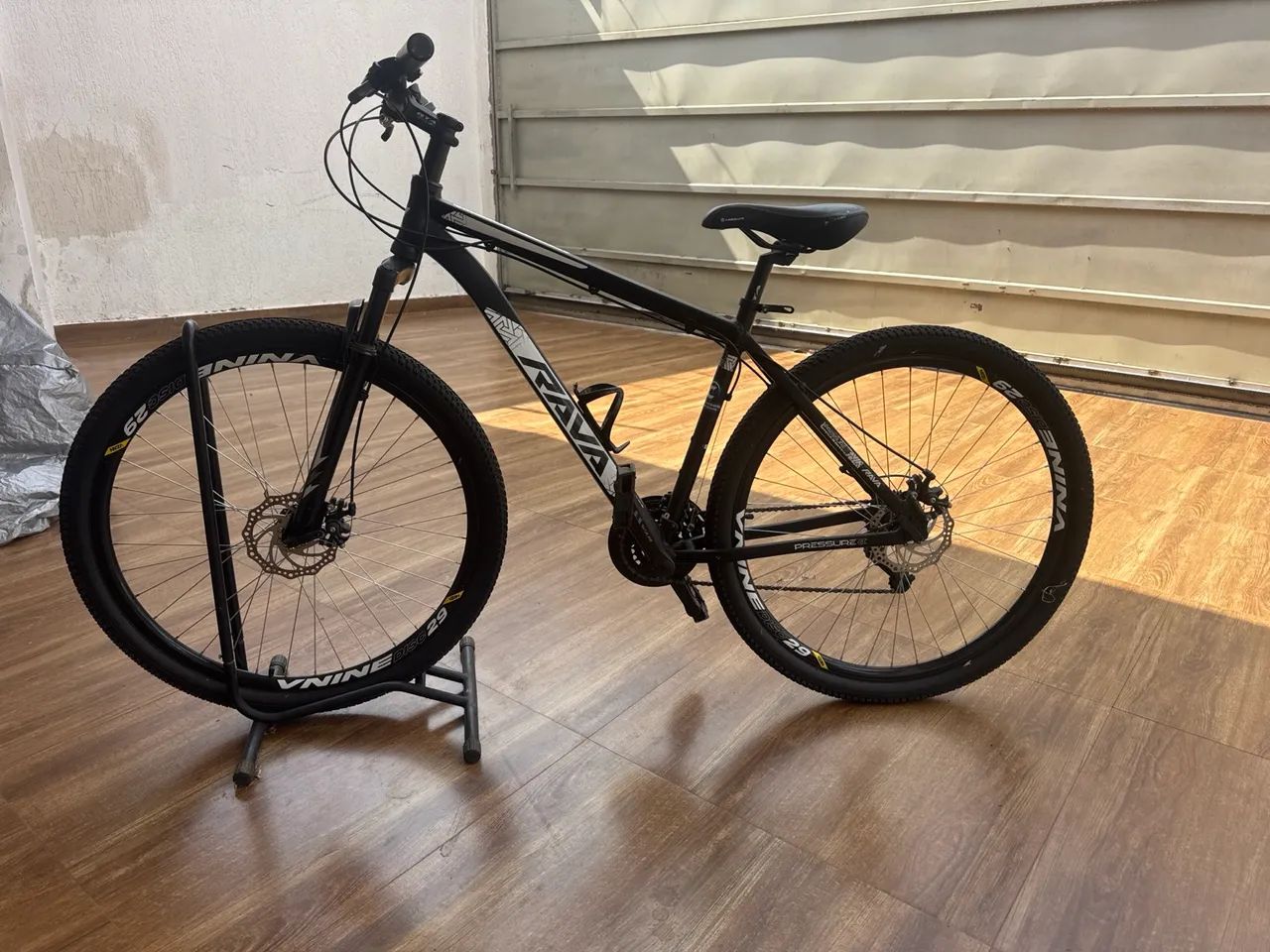 Bicicleta RAVA Pressure Aro 29 com Freio a Disco