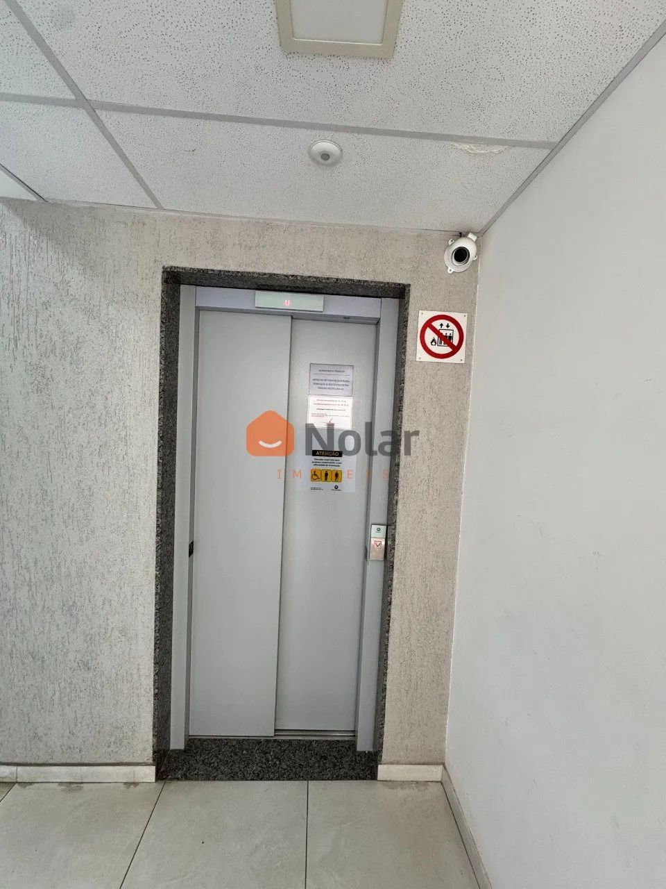 Sala comercial à venda - 01 banheiro - Elevador - Fachada em vidro - Foto 5