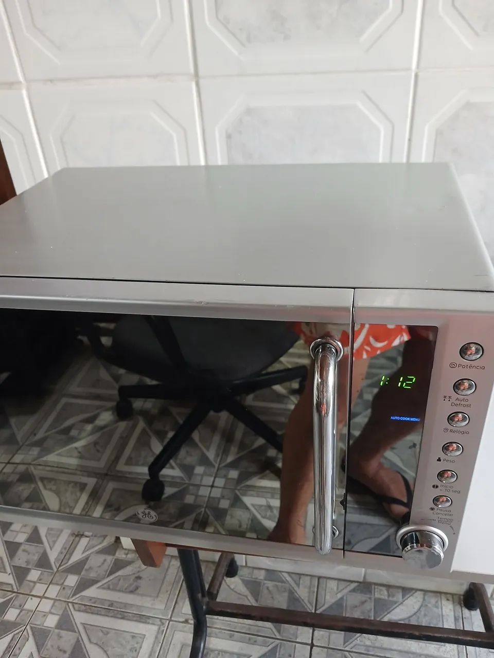 Microondas GE inox espelhado 20L 127V  funcionando perfeitamente  - Foto 2