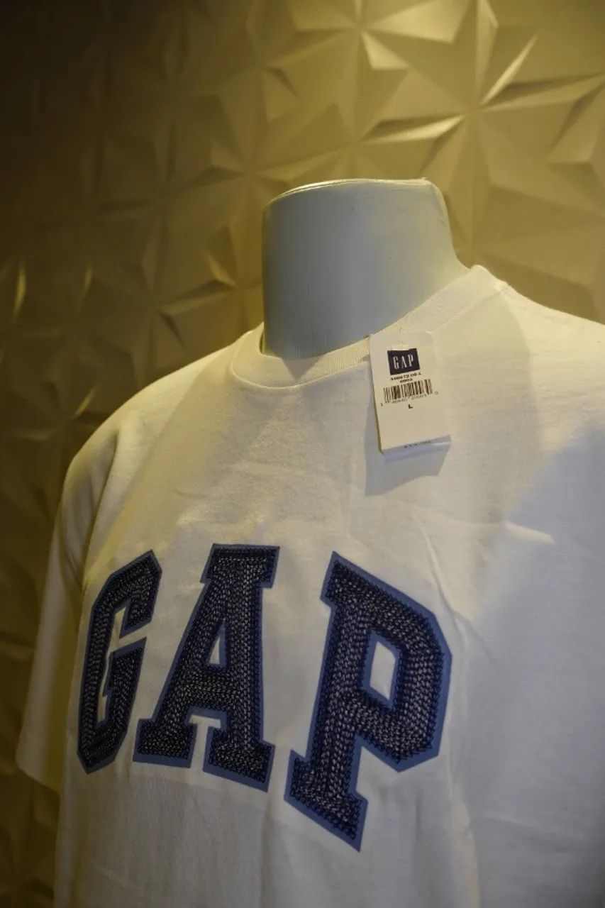 Camiseta GAP bordado