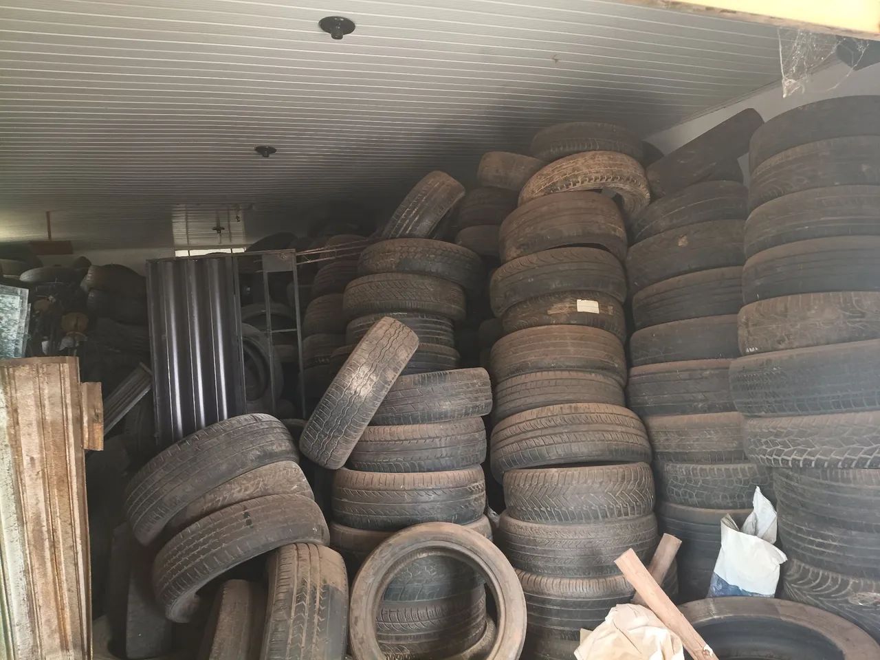 VENDO  900 PNEUS MAIS DE MEIA VIDA