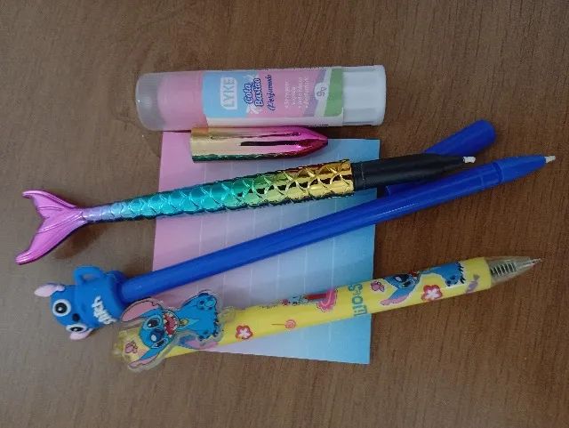 Fofura kit 2 Canetas em gel, 1 caneta cauda de sereia, 1 cola bastão e 1bloco nota - Foto 4