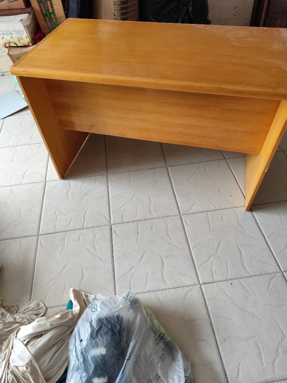 Mesa de escritório com gavetas e chaves - Foto 3