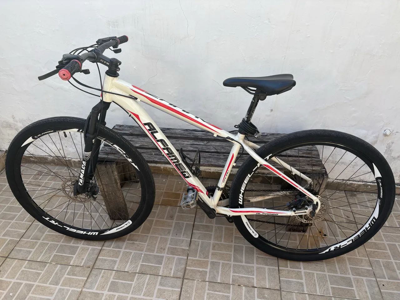 Vendo Bicicleta aro 21, 21 marcha freios a disco e amortecedor.