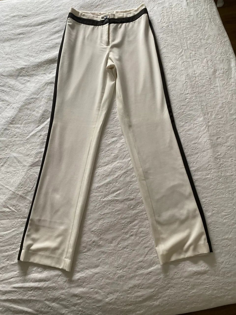 Calça branca com forro e detalhes em preto  na lateral e cintura 