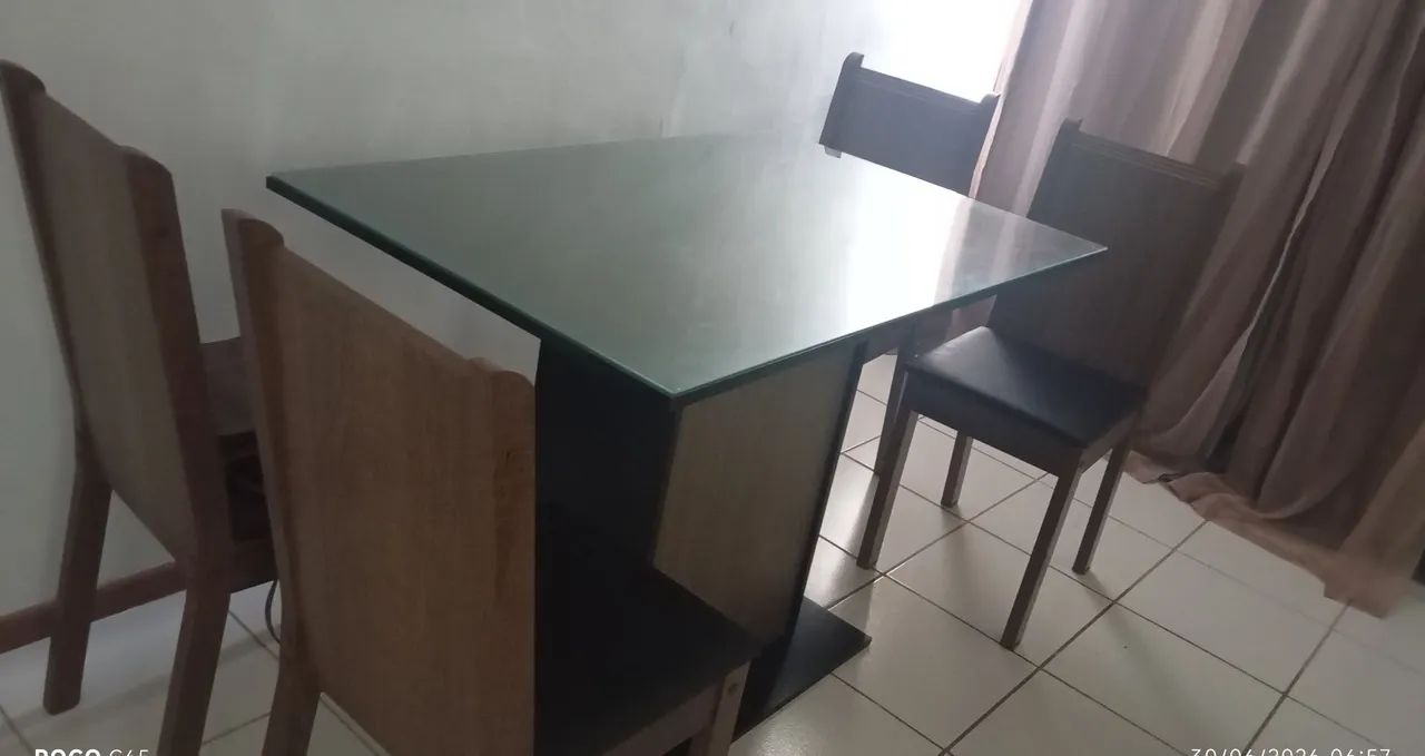 Conjunto de mesa com 4 cadeiras
