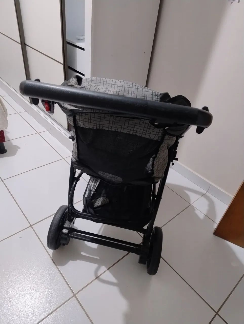 Carrinho de bebê com bebê conforto. - Foto 3
