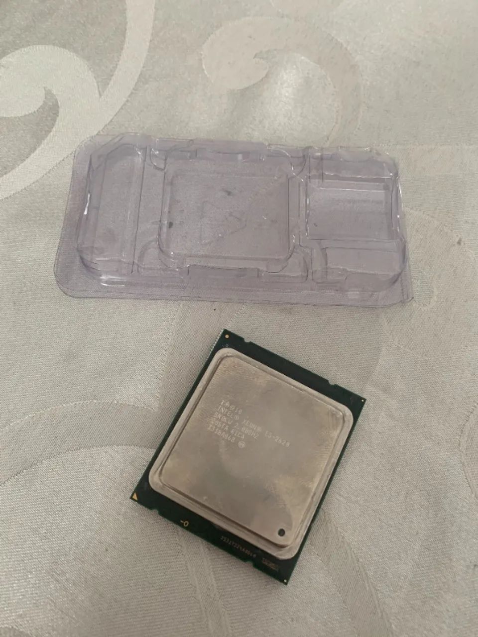 Processador Intel Xeon E5-2620, com 2.00GHz de frequência base, 6 núcleos e 12 threads, so