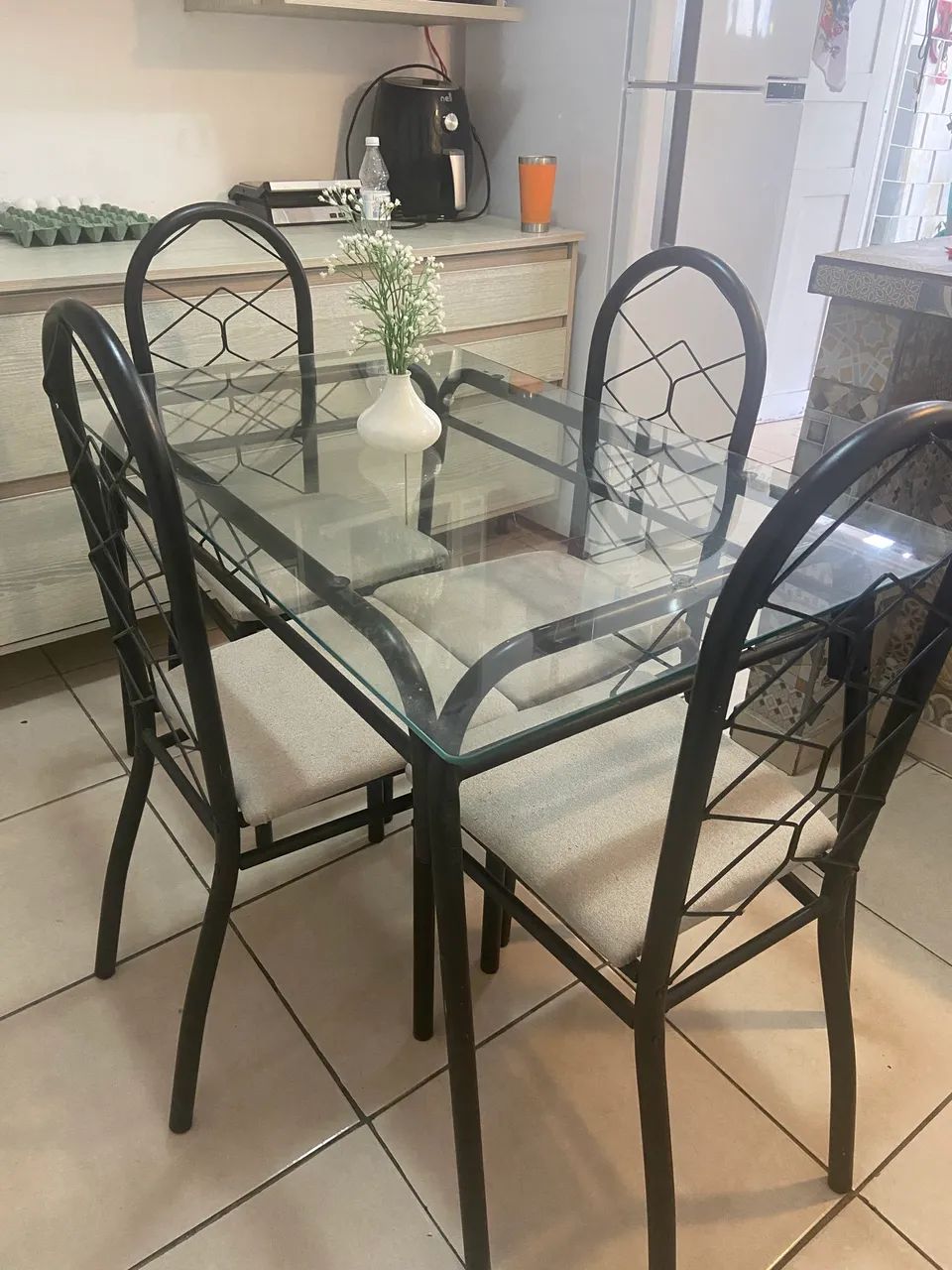 Mesa com vidro e 4 cadeiras - Foto 2