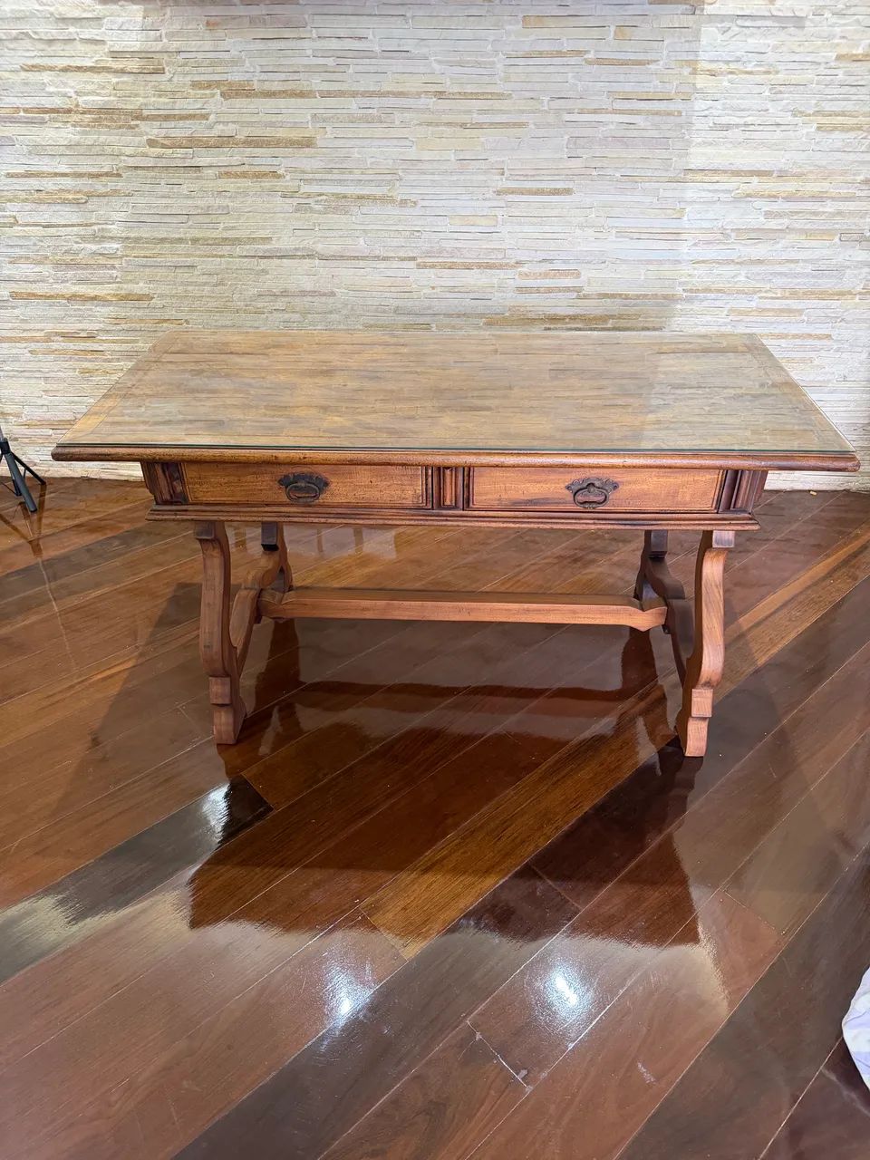 Mesa / Escrivaninha Clássica em Madeira Maciça - Restaurada - Foto 2