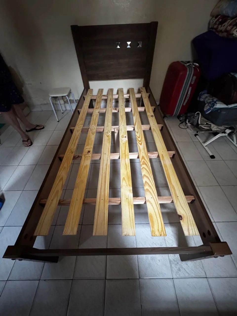 Cama de Solteiro em Madeira com Cabeceira Decorada + Colchão (Excelente Estado) - Foto 4