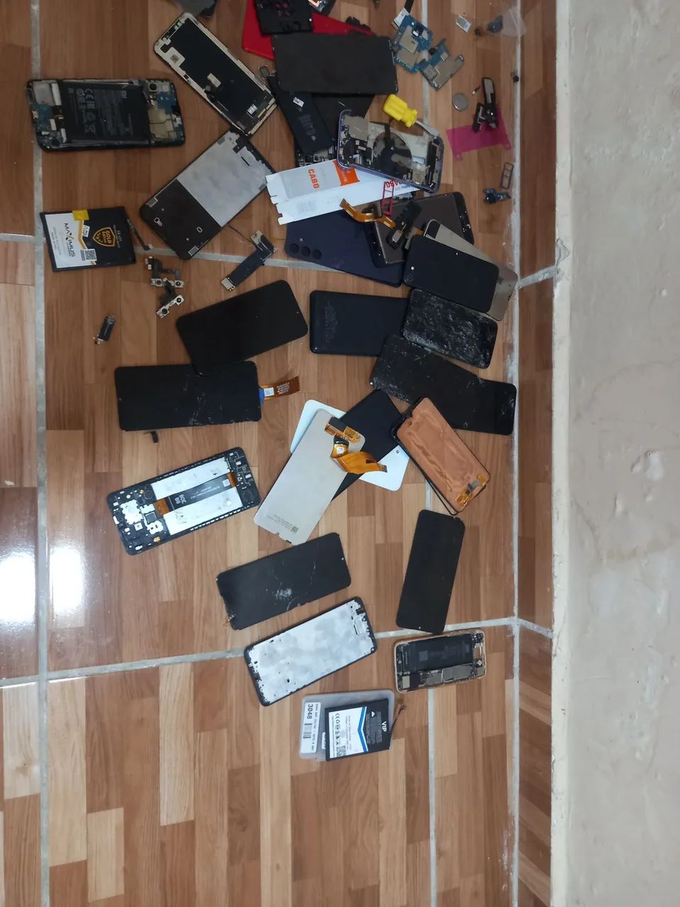 LOTE DE PEÇAS DR CELULARES (PLACA IPHONE 12, IPHONE XR, PLACA IPHONE 8, E DIVERSOS