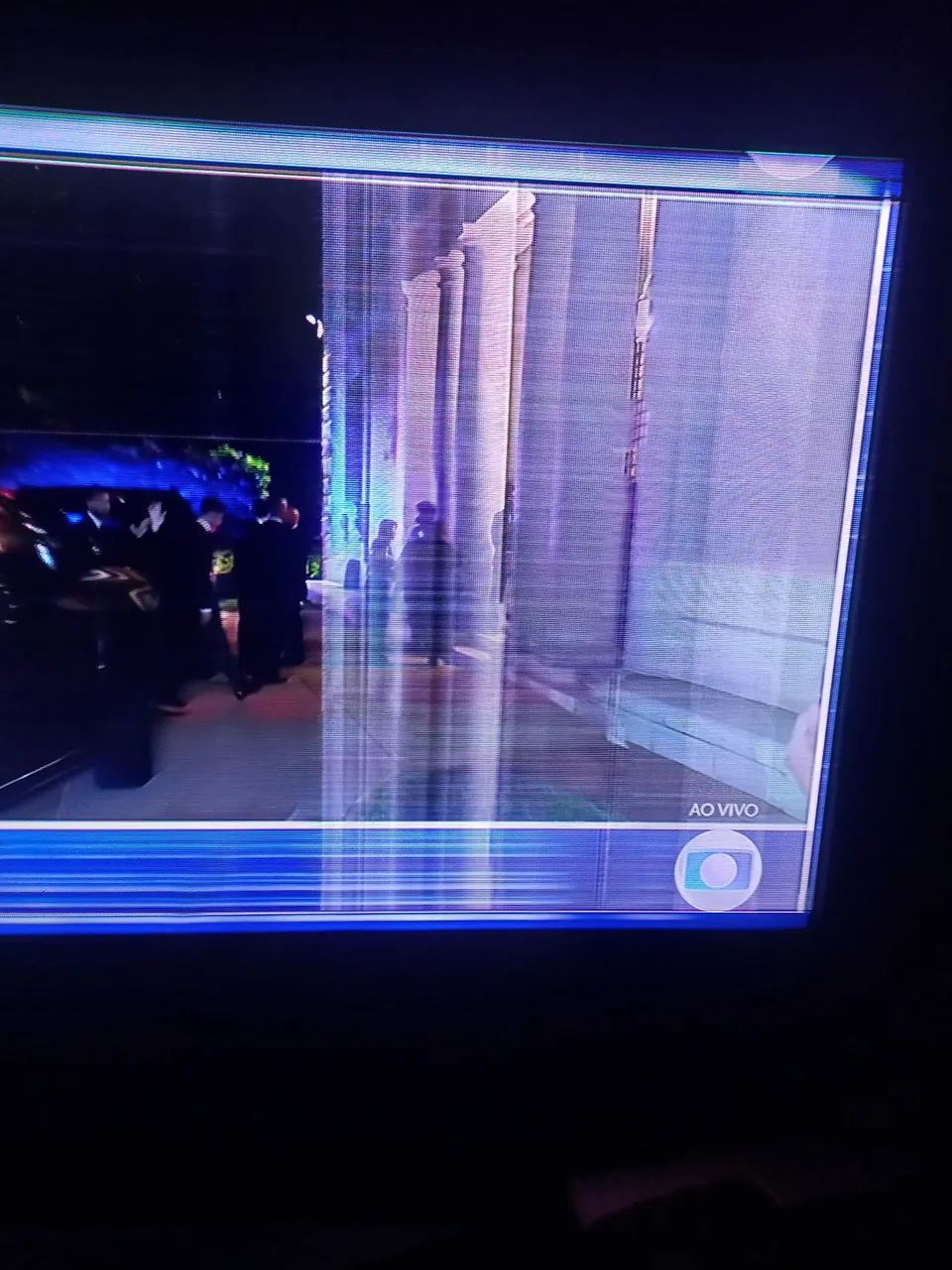 TV LED SANSUNG,  32" COM LISTRAS NA TELA , VC  VE A IMAGEM COM RAZOÁVEL,  QUEBRA GALHO 