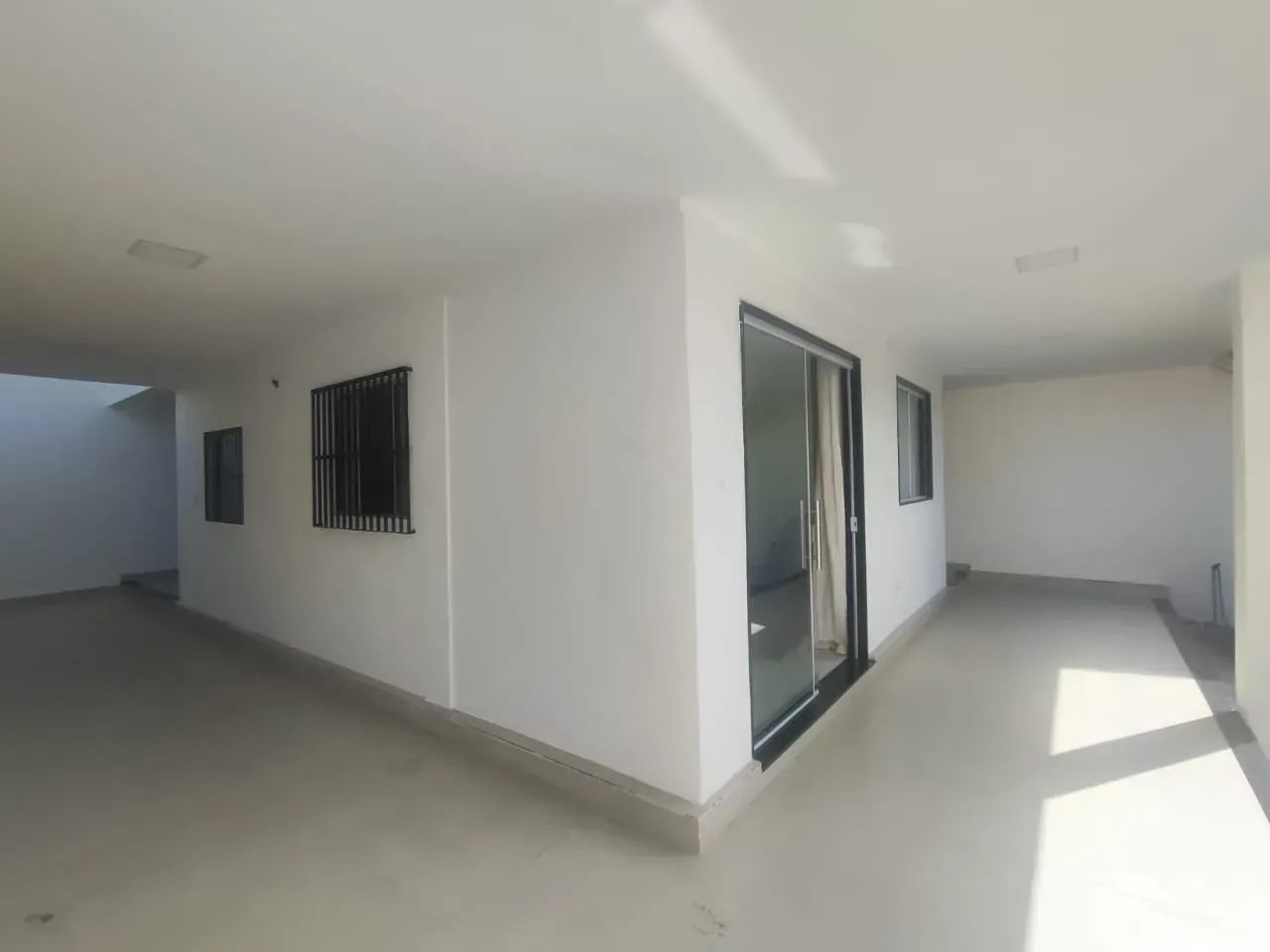 Casa com 3 andares e preparação para kitnets em Feu Rosa