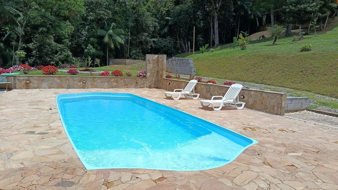 Sítio para temporada com piscina e acesso tranquilo 