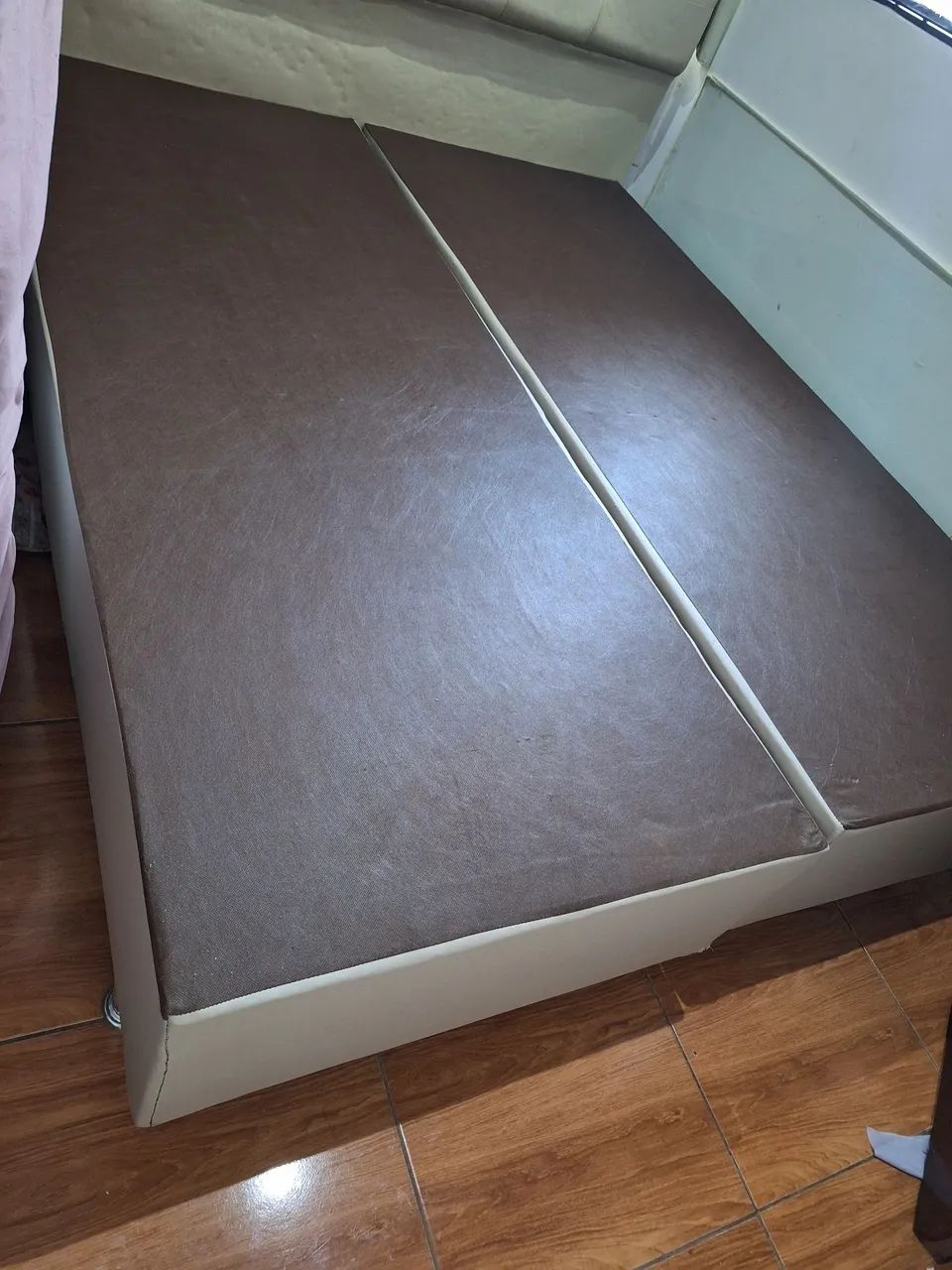 Base de Cama Queen com forro lateral na cor bege em 2 módulos 64985856718851121