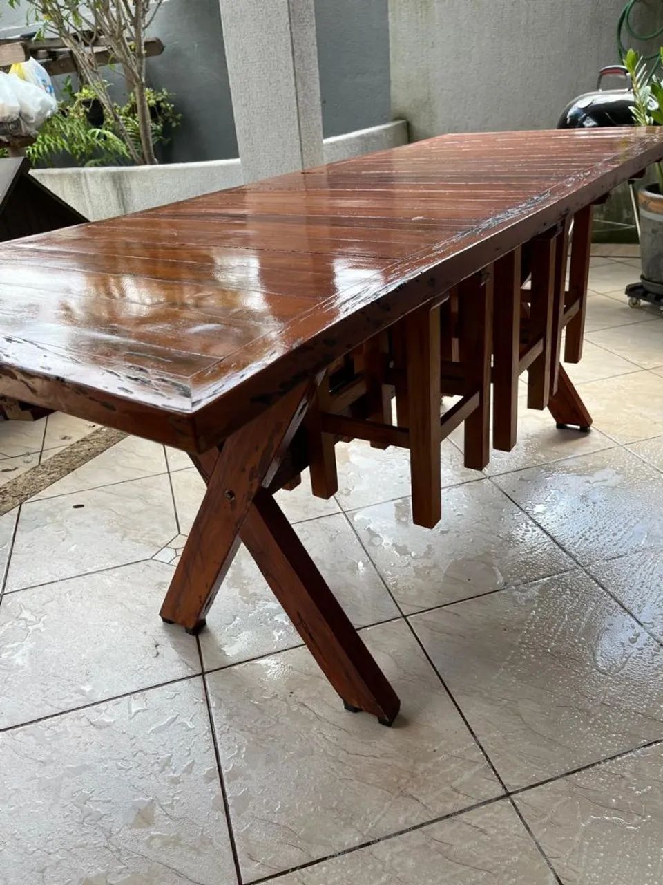 Mesa de madeira com banquetes 
