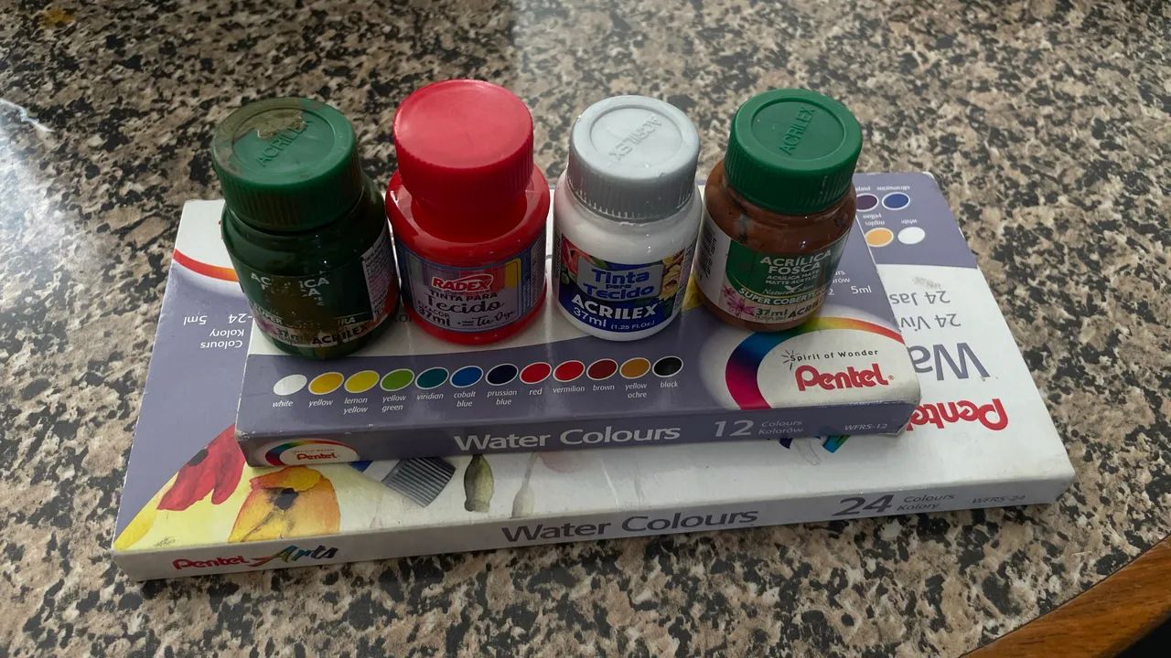 TINTA AQUARELA E TECIDO 
