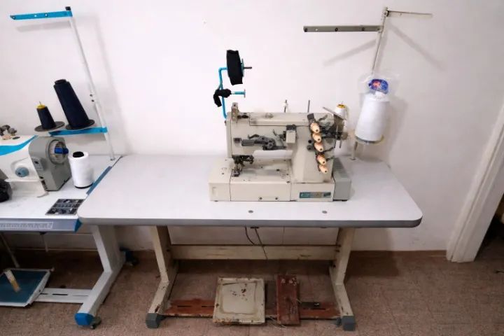 Máquina de Costura Galoneira Industrial Bracob 6000.