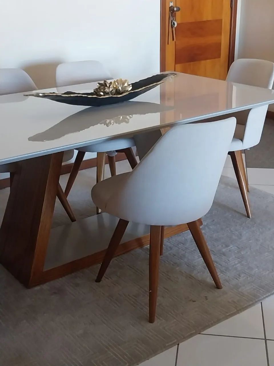 Mesa 6 lugares - Laca - com 4 cadeiras