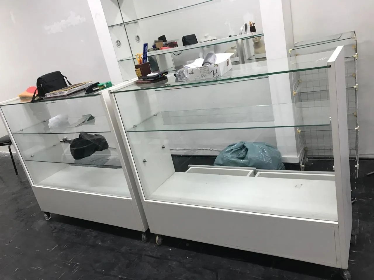 Vende se balcões de loja
