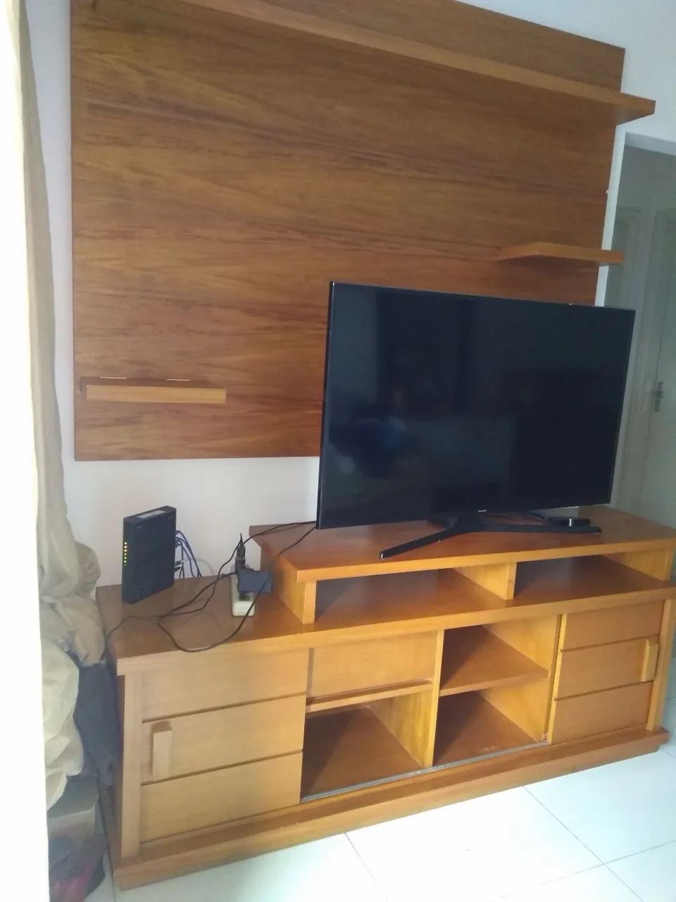 Rack com painel em madeira maciça 