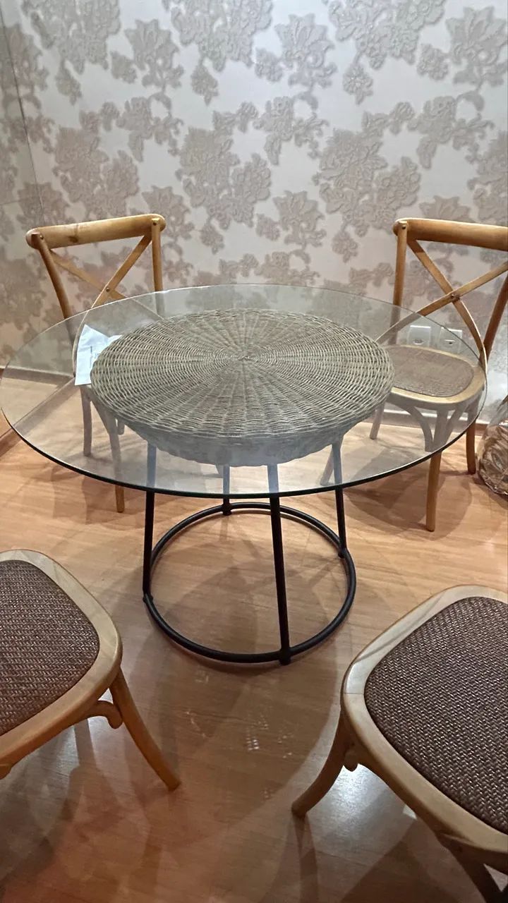 Mesa de Fibra Natural e Tampo de Vidro