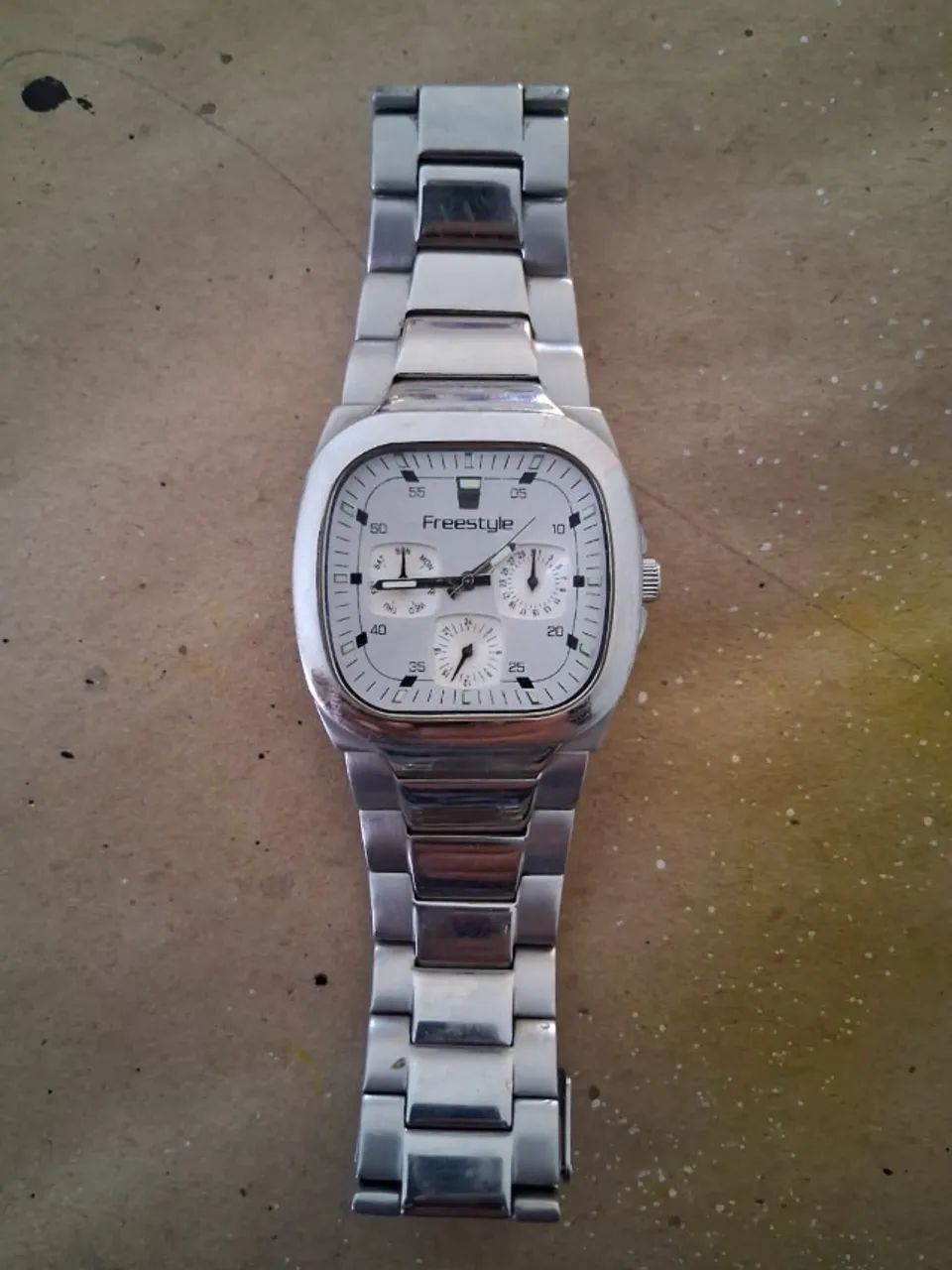 Vende-se Relógio de Aço da marca Freestyle - Foto 2