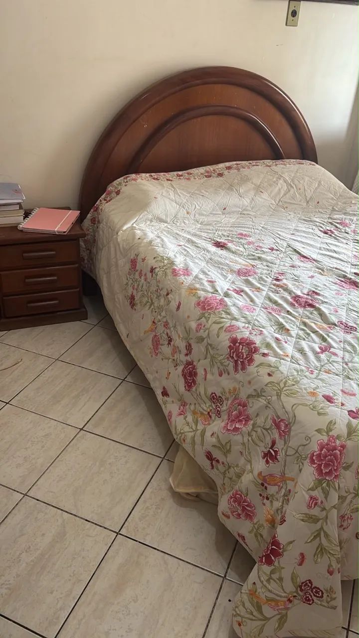 Cama de casal em madeira mogno