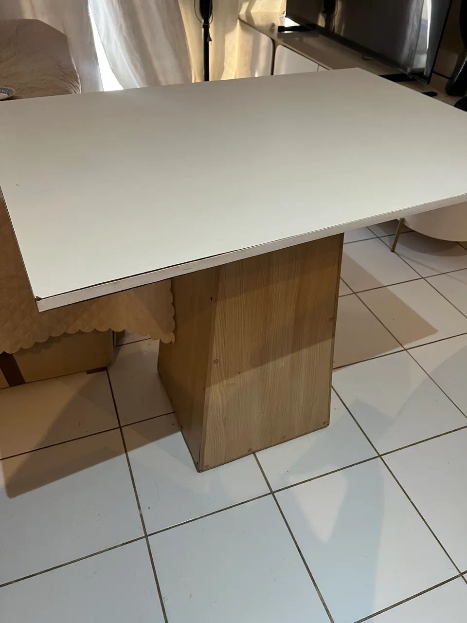 Mesa de Jantar 4 Lugares Branca com Base Amadeirada - Oportunidade - Foto 2