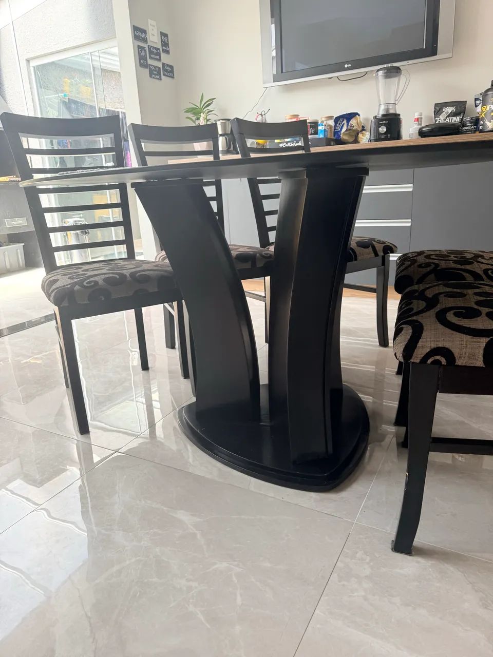 Mesa com tampo de vidro e 6 cadeiras  - Foto 4