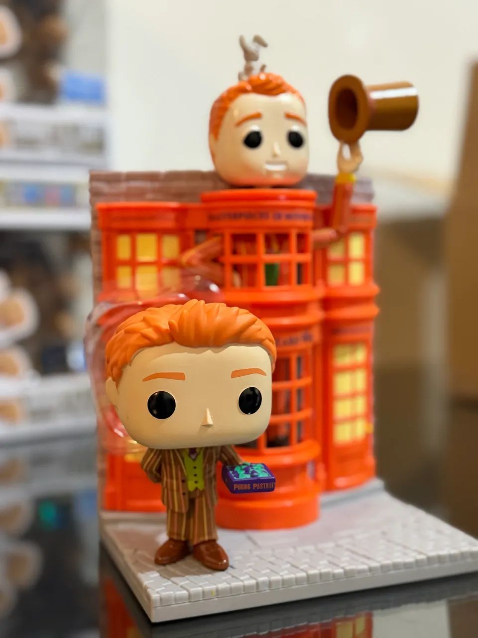 Funko Pop Fred Weasley With Weasley's Wizard Wheezes - Foto 2