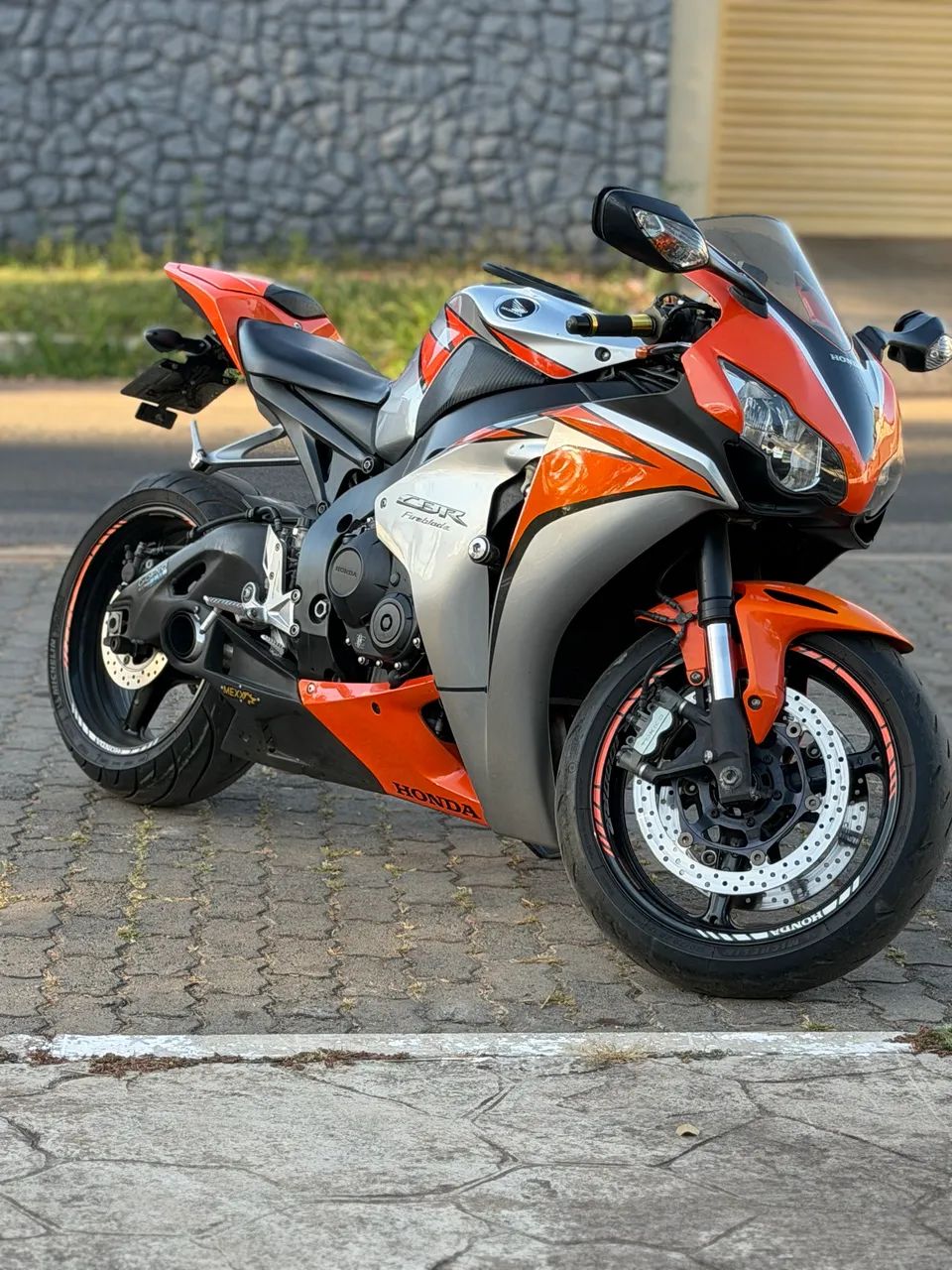 CBR1000