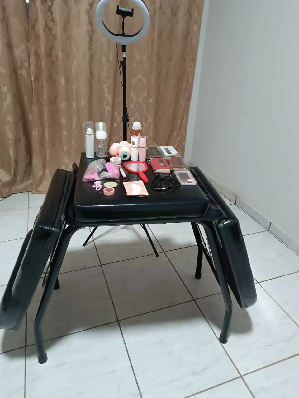 Vende - se maca, led e todos os produtos para alongamento de cílios 