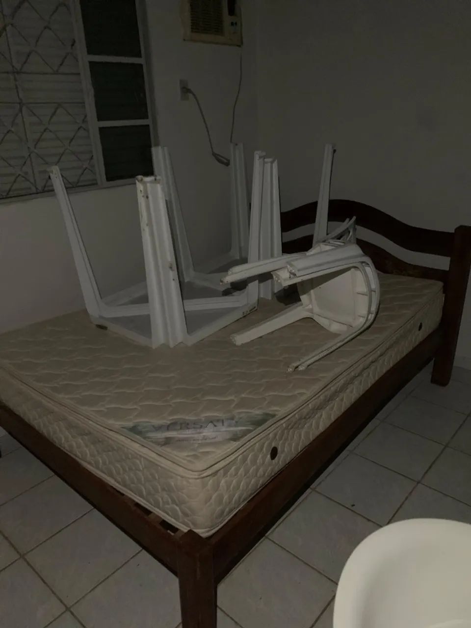 Cama casal de madeira 