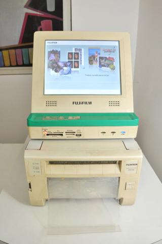 Impressora Fotográfica Fujifilm ASK-300 + Kiosk Fujifilm Touch Screen. completo e usado - Foto 4