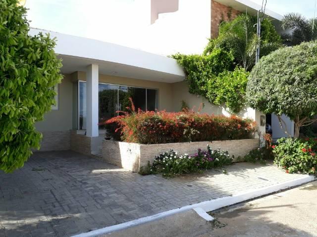 Aluga casa em condomínio ( contato * ou *)